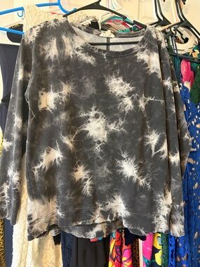 Jane and Delancey Gray and White Tie-Dye Crewneck Sweater